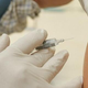 Ilustración para el artículo titulado Por qué las vacunas del COVID-19 causan dolor en el brazo durante días